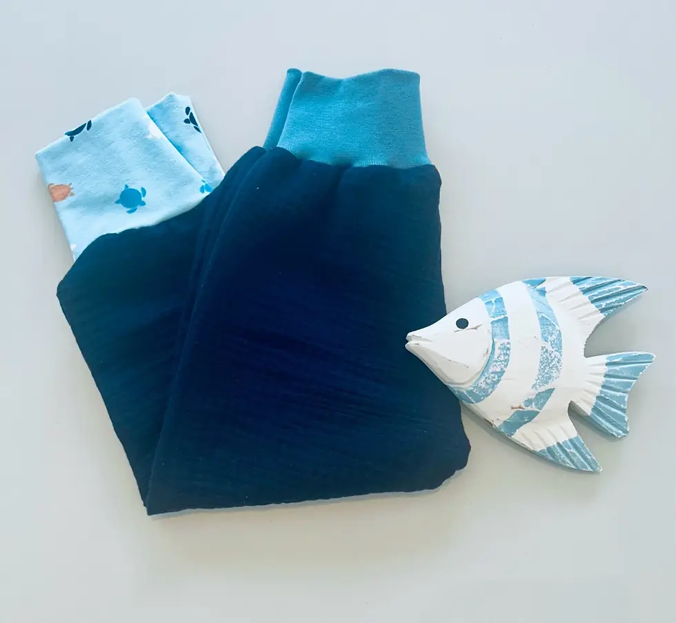 Sommerliche Babyhose aus luftigem Musselin in Beige mit maritimem Schildkröten-Jersey – handgefertigt mit OEKO-TEX-Materialie