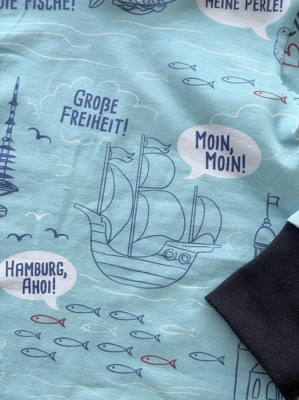 Miniaturbild: Detailaufnahme vom maritimen Hamburg Print auf Babyshirt, Schiff und Möwen auf hellblauem Stoff, hochwertiger OEKO-TEX Jersey