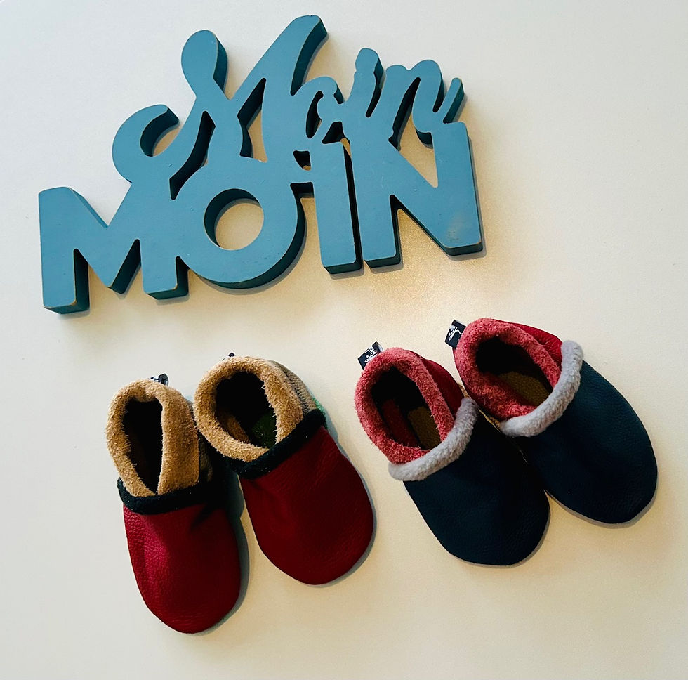 Miniaturbild: Handgefertigte Lederpuschen für Babys und Kinder in Rot und Blau, ideal als Krabbbelschuhe und Lauflernschuhe.