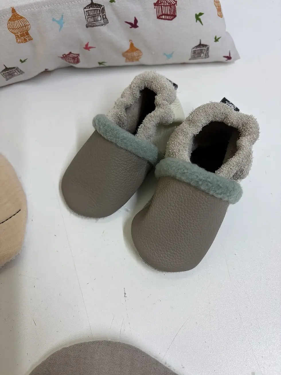 Miniaturbild: Gefütterte Lederpuschen in Taupe im Alltag – angenehm warm und ideal für Zuhause, Kita oder unterwegs.