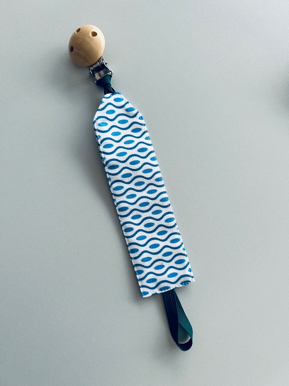 Miniaturbild: Personalisierbares Schnullerband Wellenlinien & Tupfen Blau Weiß aus 100% Bio-Baumwolle, waschbar mit Stickapplikation.