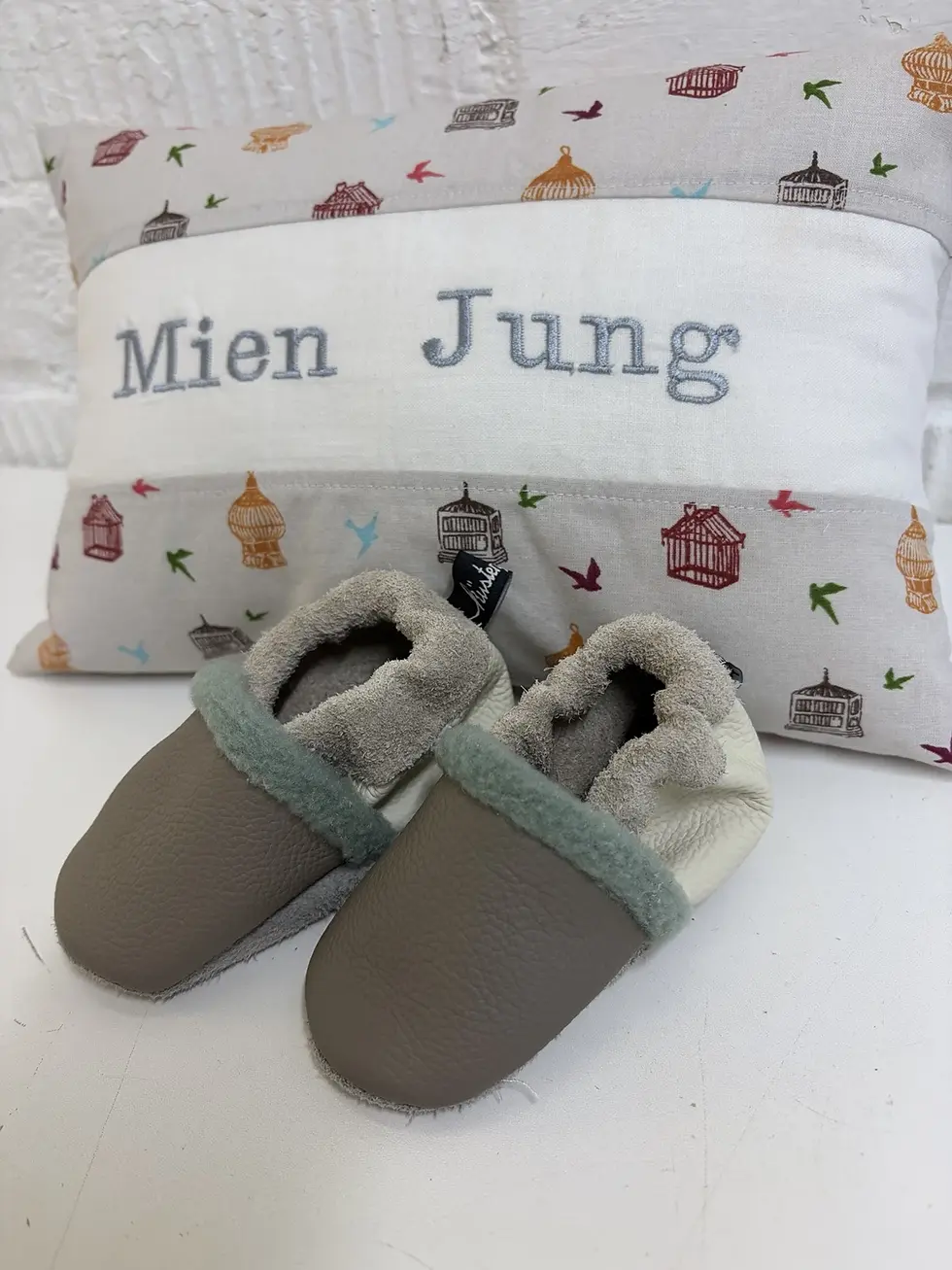 Miniaturbild: Handgemachtes Namenskissen für Babys in Beige mit Hamburger Motivdruck und Stickerei „Mien Jung“ – personalisierte Geschenkid