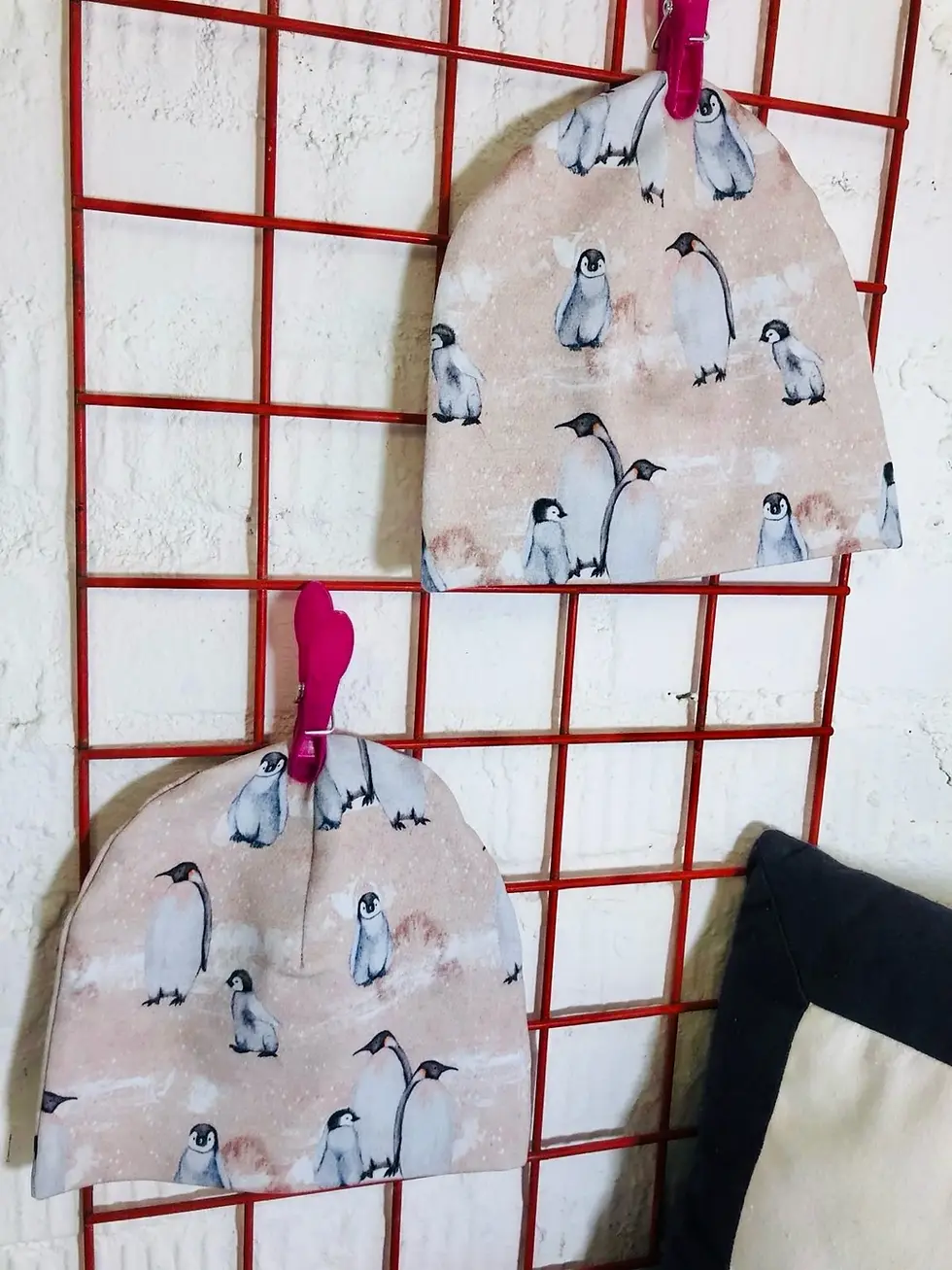 Miniaturbild: Winterliche Babymütze in Beige mit Pinguin-Print. Kuschelweich, atmungsaktiv und handgenäht im Küstenfieber® Atelier.