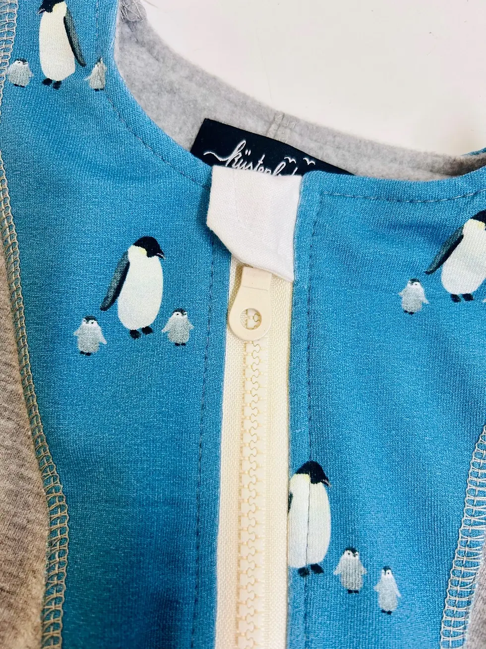 Miniaturbild: Nahaufnahme des angerauten Baumwoll-Sweats innen – weicher, hautfreundlicher Stoff für Babys, OEKO-TEX zertifiziert.