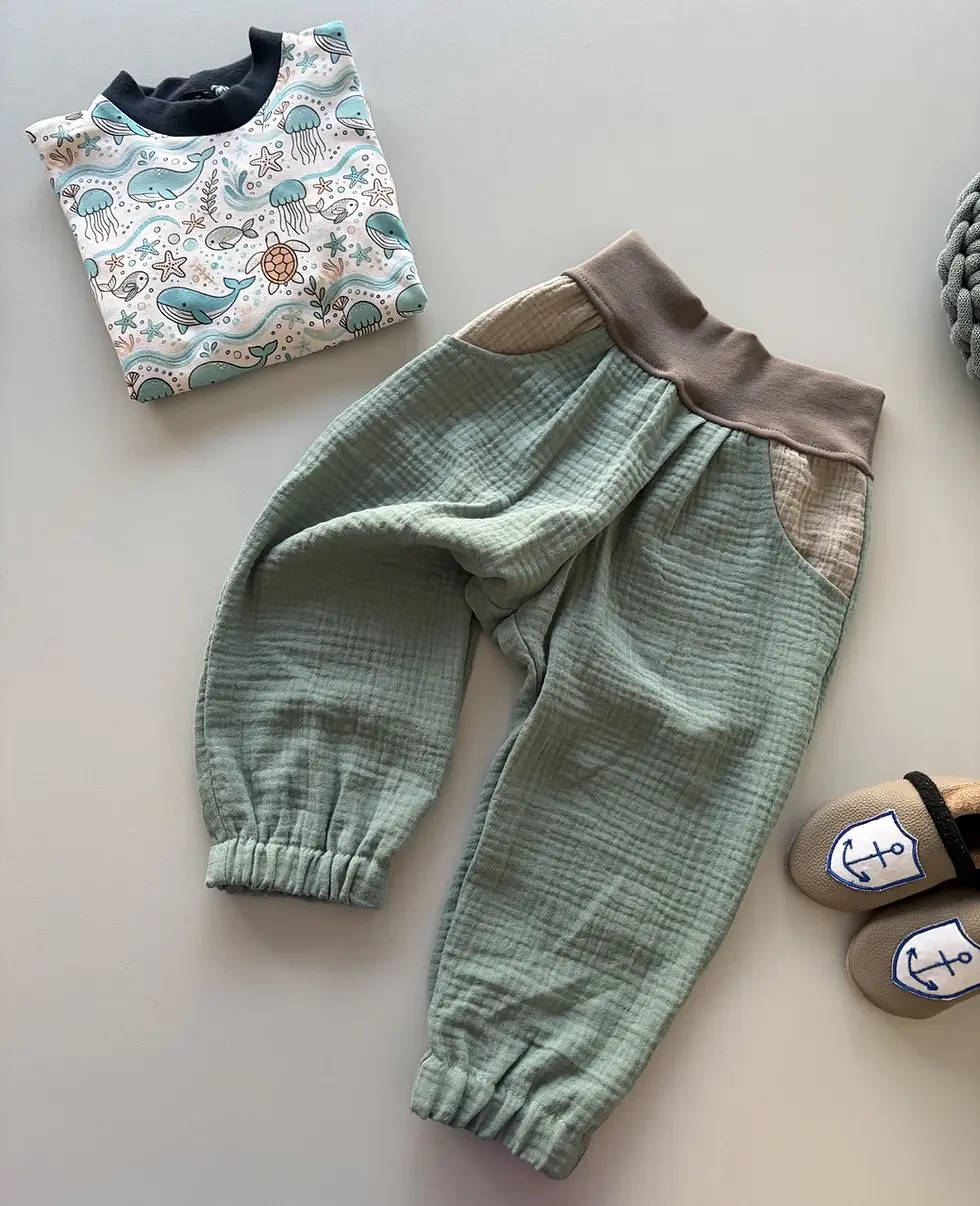 Miniaturbild: Musselinhose Janni in Petrol als Einzelstück, lockerer Schnitt mit Bündchen, aus weichem Musselin gefertigt, handmade in Hamb