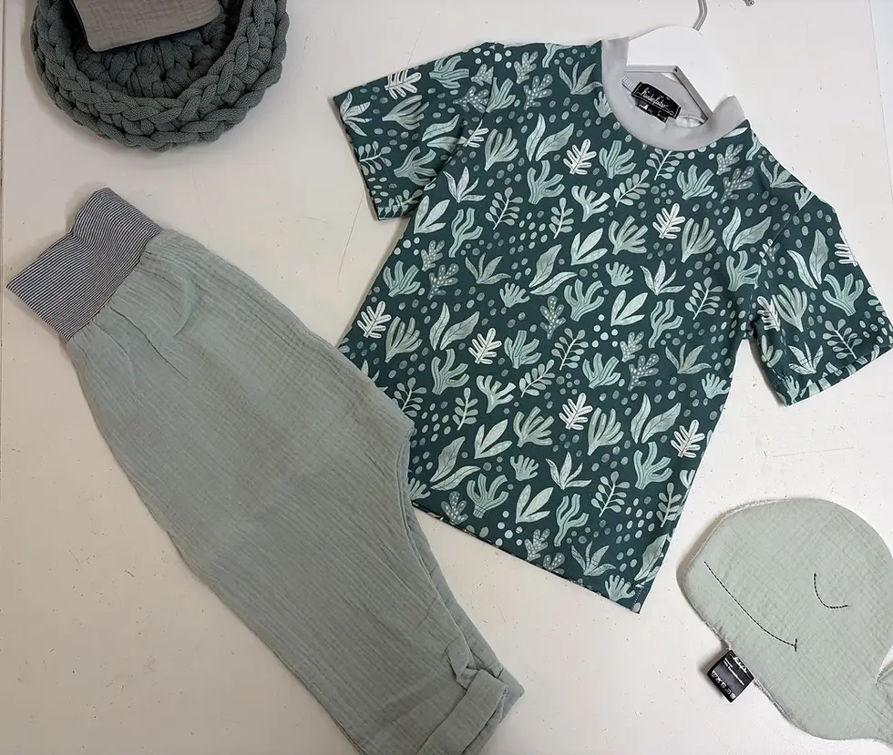 Miniaturbild: Set aus Kurzarmshirt Küstenwiese, Musselinhose Janni Dünengrün und Wal-Waschlappen, handgemachte Babykleidung aus OEKO-TEX Ma