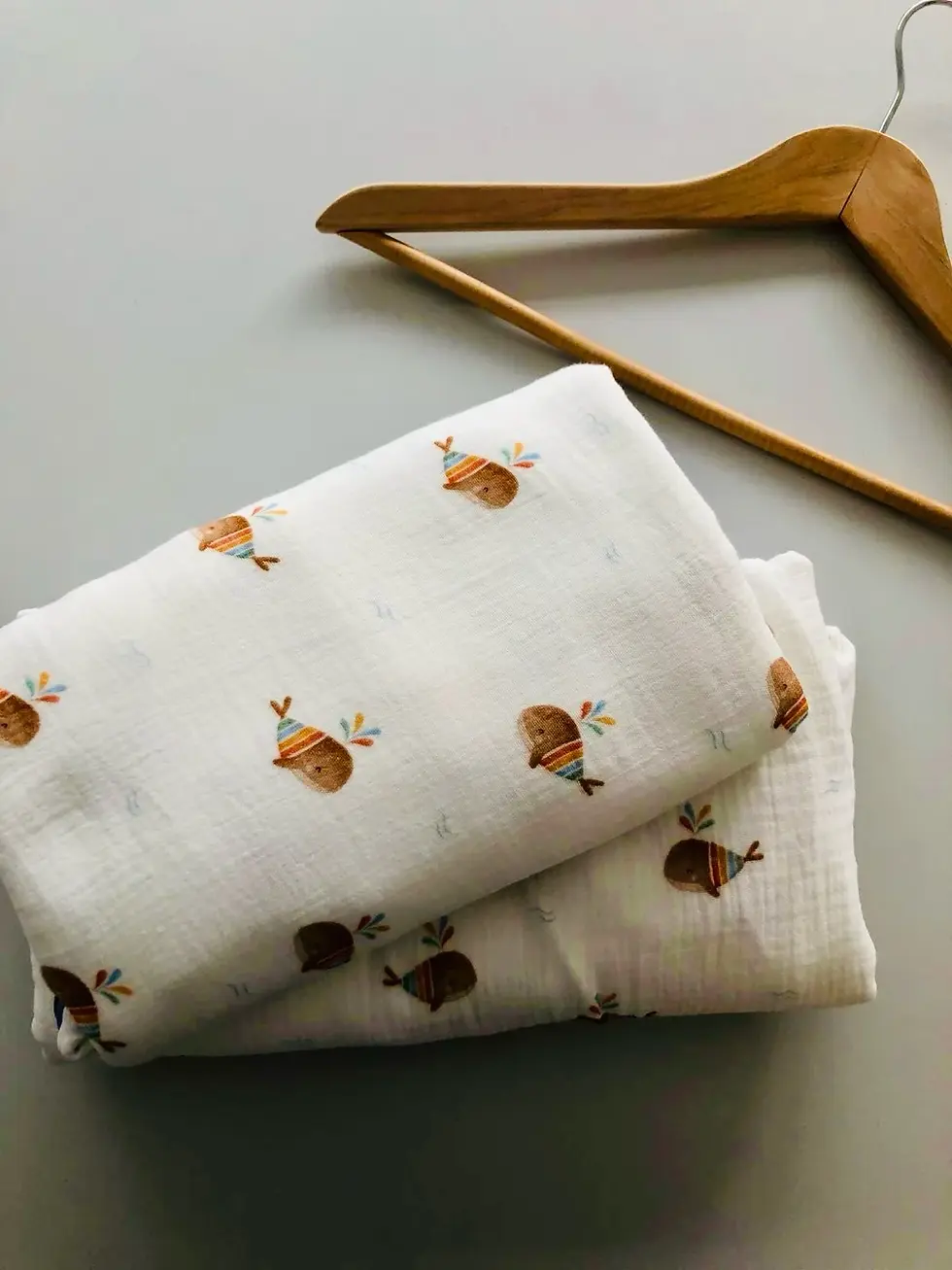 Sommerleichter Baby-Schlafsack aus Bio-Musselin mit maritimem Walmotiv – handmade von Küstenfieber®