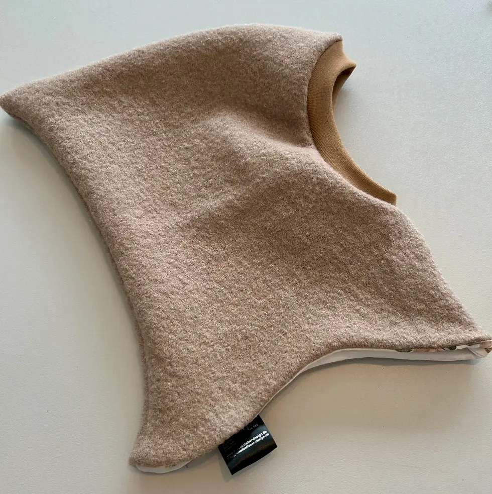 Miniaturbild: Detailaufnahme des Innenfutters mit kleinen Schildkröten – cremeweißer Baumwolljersey, weich und OEKO-TEX® zertifiziert.
