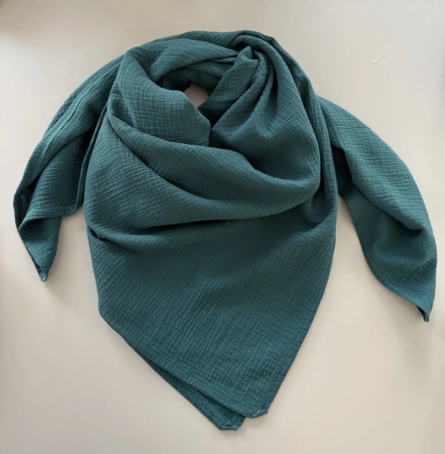 Detailaufnahme Musselintuch „Meereswind“ in Petrol, feine Struktur aus OEKO-TEX Baumwolle, weich, hautfreundlich und hochwert