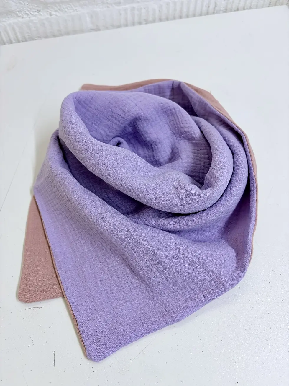 Miniaturbild: Küstenfieber Musselintuch „Abendhimmel“ in Lavendel und Altrosa. Zweifarbiges Baumwolltuch für Babys und Kinder, handgemacht.