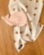 Handgemachtes Musselintuch für Babys mit Wal-Motiv und Personalisierung – ideal als Spucktuch oder Halstuch.
