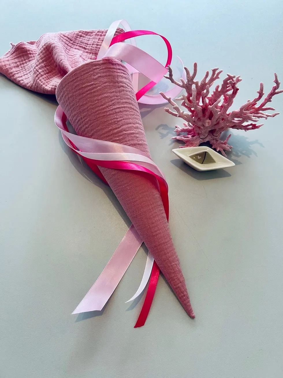 Miniaturbild: Detailansicht der Stofftextur der Schultüte aus weichem Musselin in Altrosa mit zarten Satinbändern – handgefertigt mit Herz.