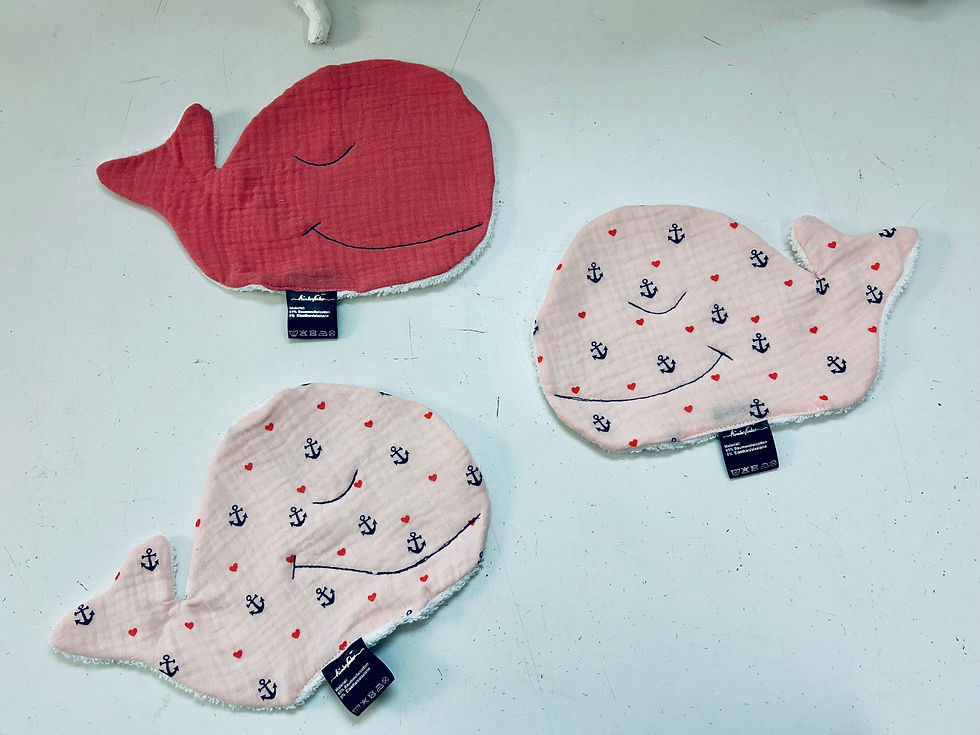 Miniaturbild: Entzückende  Musselin Waschlappen in rosa und lachsrosa für Babys und Kinder in Wal-Form. Verziert mit  Ankern und Herzen. He