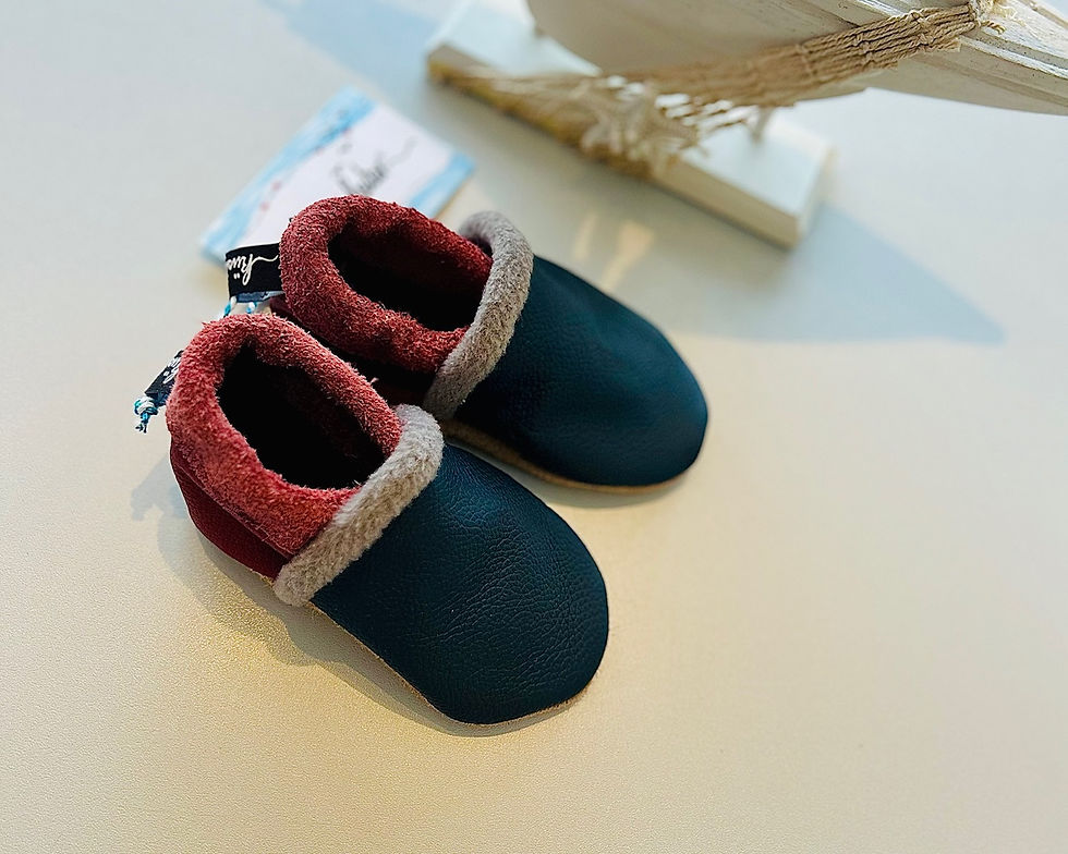 Miniaturbild: Bequeme Lederpuschen für Babys und Kinder in Blau mit Rot  ideal als Krabbbelschuhe und Lauflernschuhe oder als Kitaschuhe.
