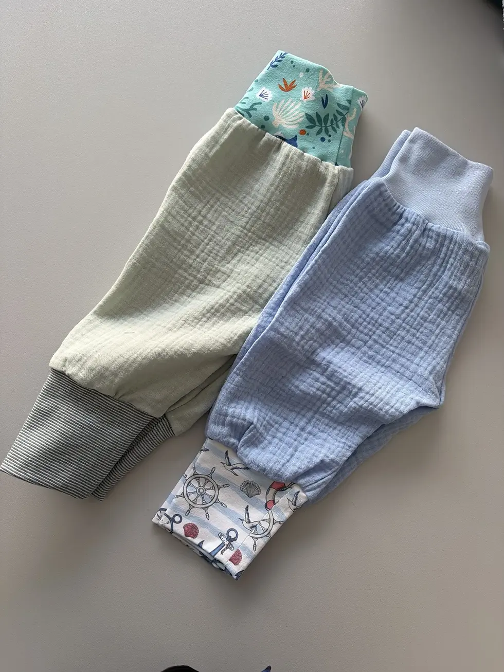 Detailaufnahme der Musselinhose Ozeanbrise mit maritimem Bündchen. Bequeme Babyhose aus weichem Musselin, ideal für Alltag, K