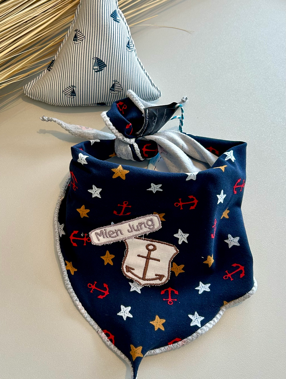 Miniaturbild: Halstuck zum Knoten mit Seesternen und kleinen Ankern und Stickapplikationen Anker und Mien Jung