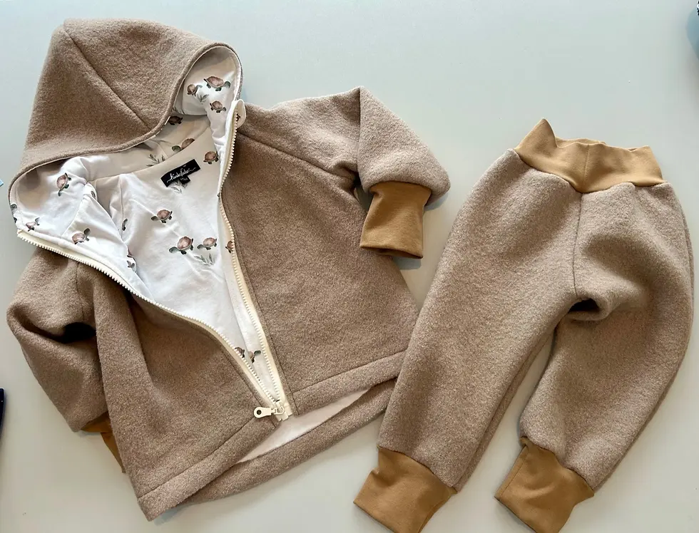 Miniaturbild: Detailaufnahme mit Label – zeigt Handarbeit, Qualität & maritimes Design der Walkhose „Strandläufer – Camel“ von Küstenfieber