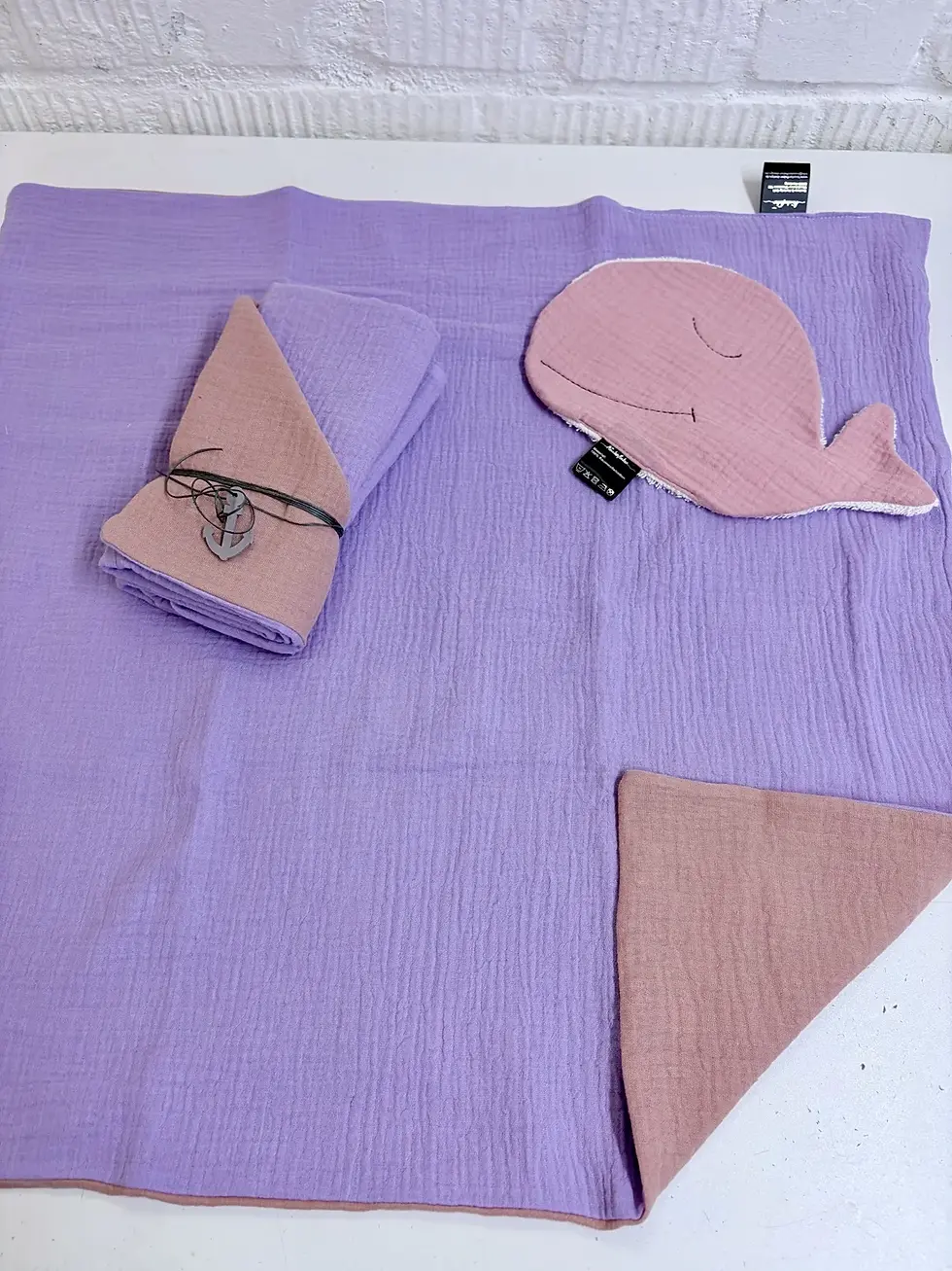 Miniaturbild: Detailansicht von weichem Musselin aus Baumwolle in Lavendel und Altrosa. Luftige Struktur, hautfreundlich und weich.