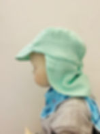 Mintfarbenes Musselin Sommer Cap mit Nackenschutz für Babys und Kleinkinder, ideal für den Sommer.