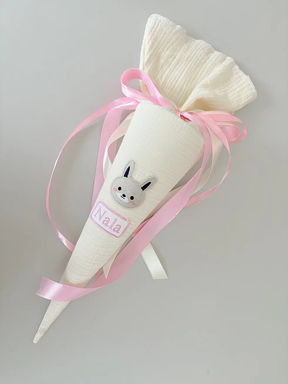 Personalisierte Musselin Schultüte mit Hasen-Applikation und Namenspatch. Kleine Kitatüte aus Baumwolle, handgefertigt.