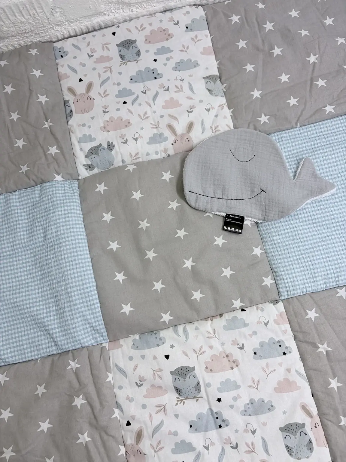 Baby Krabbeldecke Eulenzeit Patchwork in Grau Blau aus OEKO-TEX Baumwolle, weich gepolstert, handgemacht in Hamburg, ideal fü
