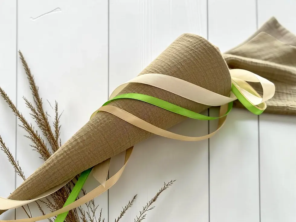 Kleine Musselin Schultüte in Salbeigrün mit cremefarbenen und grünen Satinbändern. Handgefertigte Kitatüte für Kindergarten,