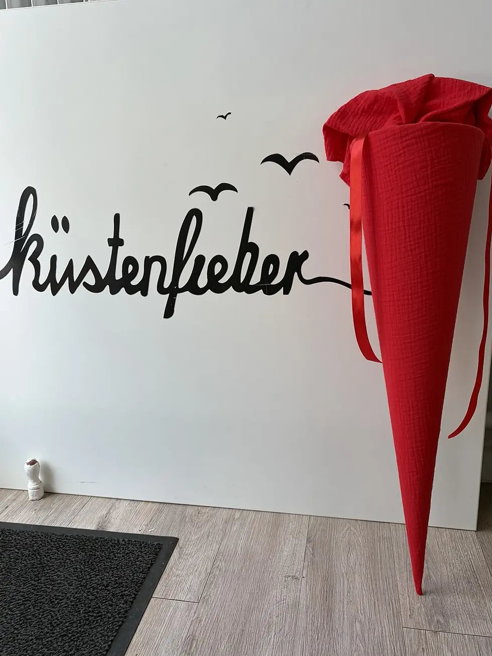 Handgemachte Musselin Schultüte in kräftigem Rot aus OEKO-TEX® Baumwolle mit Satinband – weich, hochwertig und personalisierb