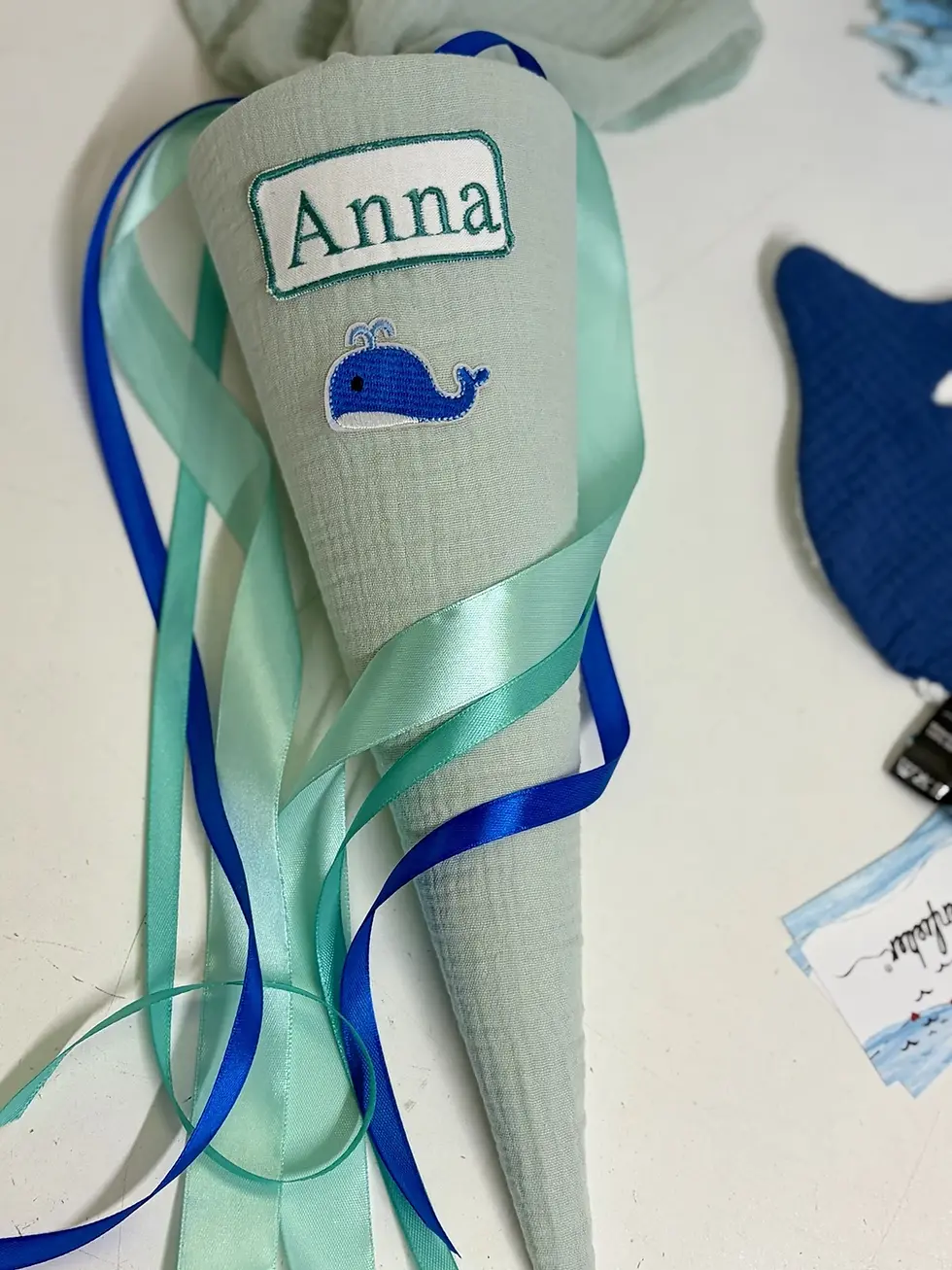 Miniaturbild: Kleine Musselin Schultüte in Mint mit Wal-Applikation und personalisiertem Namenspatch – liebevolle Begleitung für den Kinder