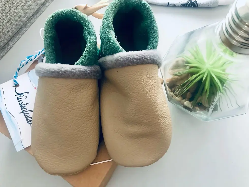 Miniaturbild: Rutschfeste Sohle Lederpuschen Küstenmoos, Baby Krabbelschuhe aus Beige-Petrol Ökoleder, sicherer Halt für Laufanfänger.