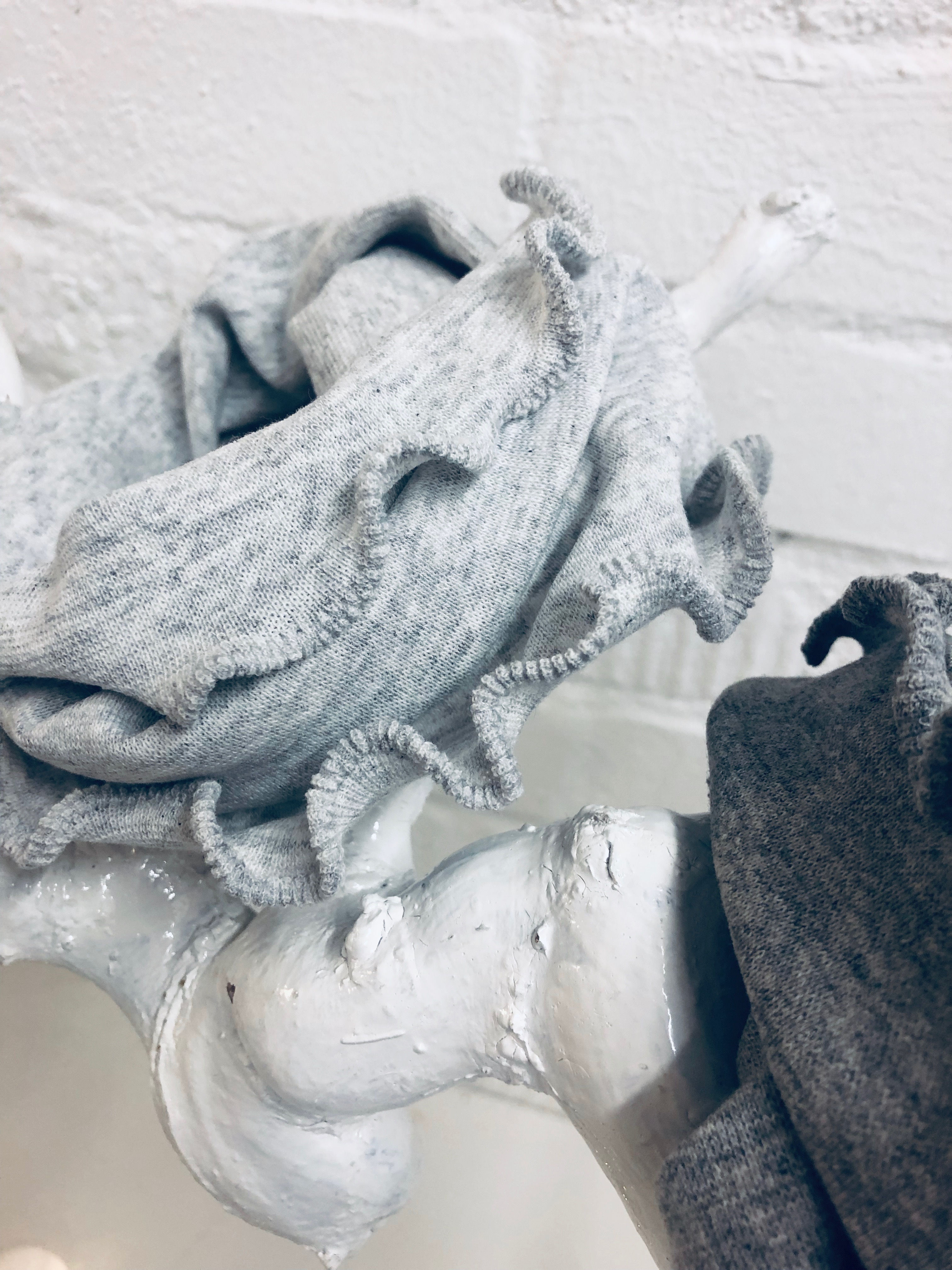 Handgefertigter Kinder-Loop in hellgrau