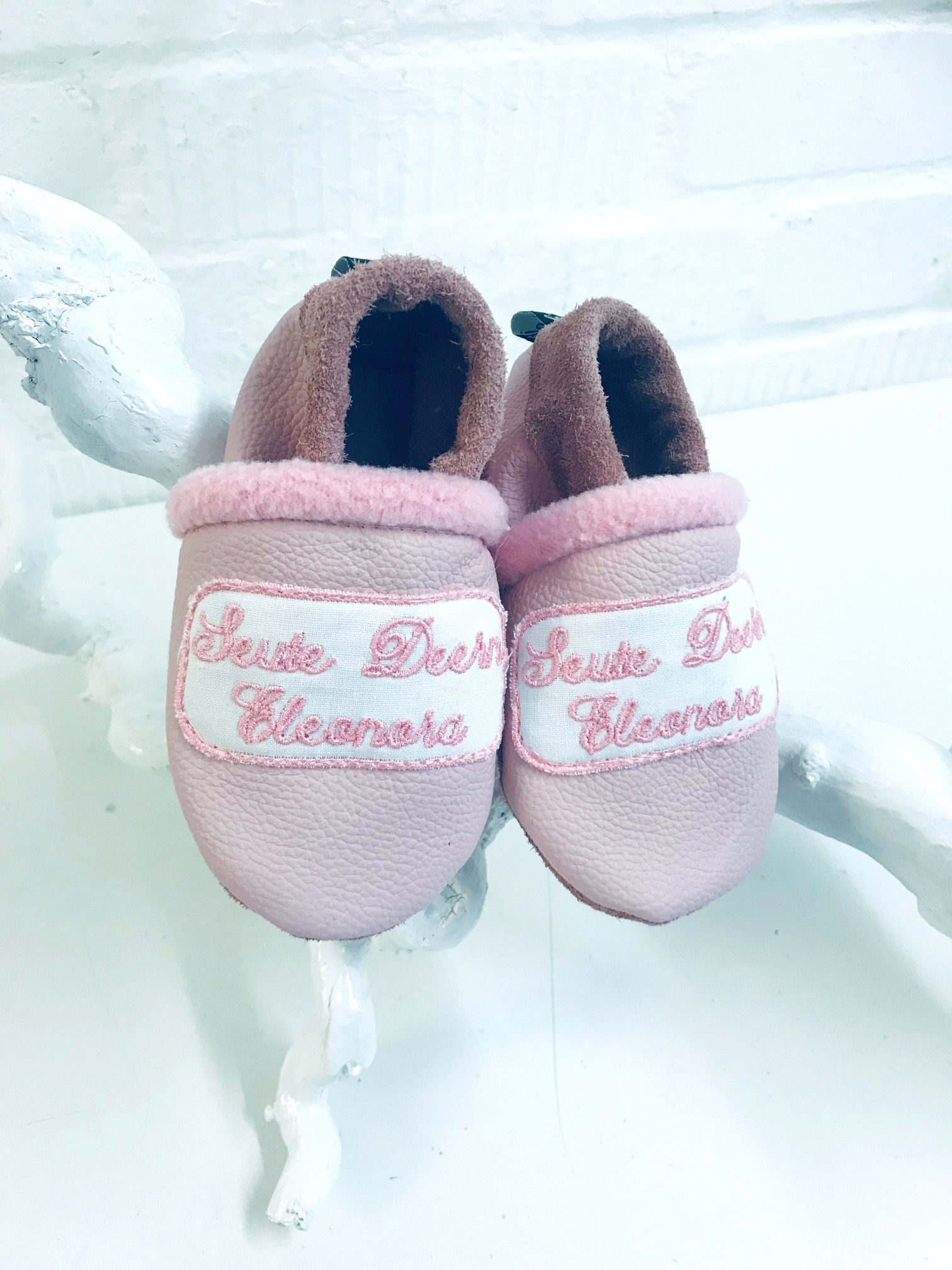 Baby-Lederpuschen Rosa aus Ökoleder mit Stickerei – weich gefüttert, maritim und handgemacht von Küstenfieber®.