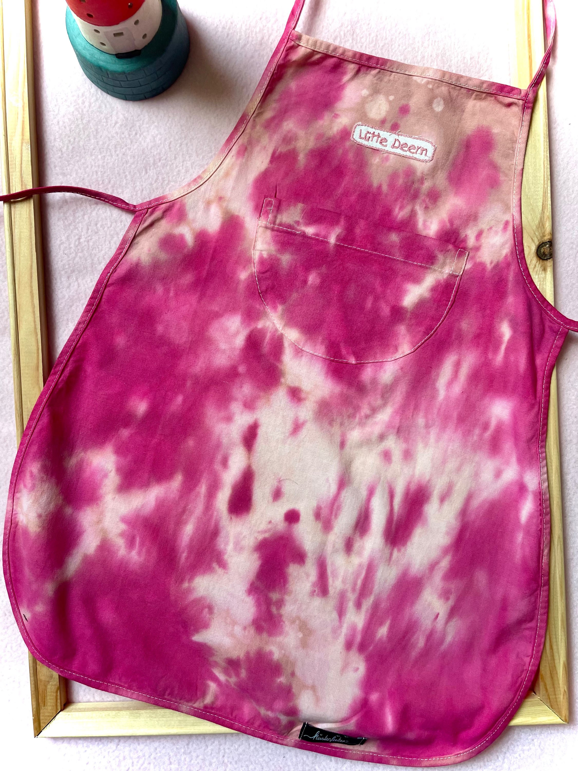 Kochschürze in rosa Batik aus 100% Baumwolle.