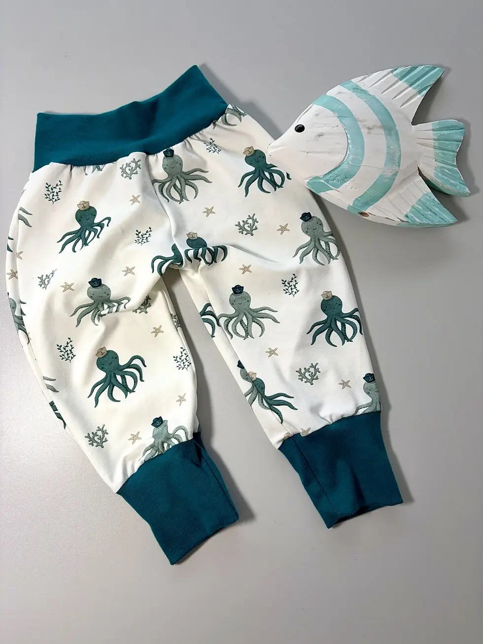 Miniaturbild: Pumphose „Oktopuszeit“ aus OEKO-TEX Jersey mit maritimem Oktopus-Muster, weich, elastisch, für Babys und Kinder, handgemacht