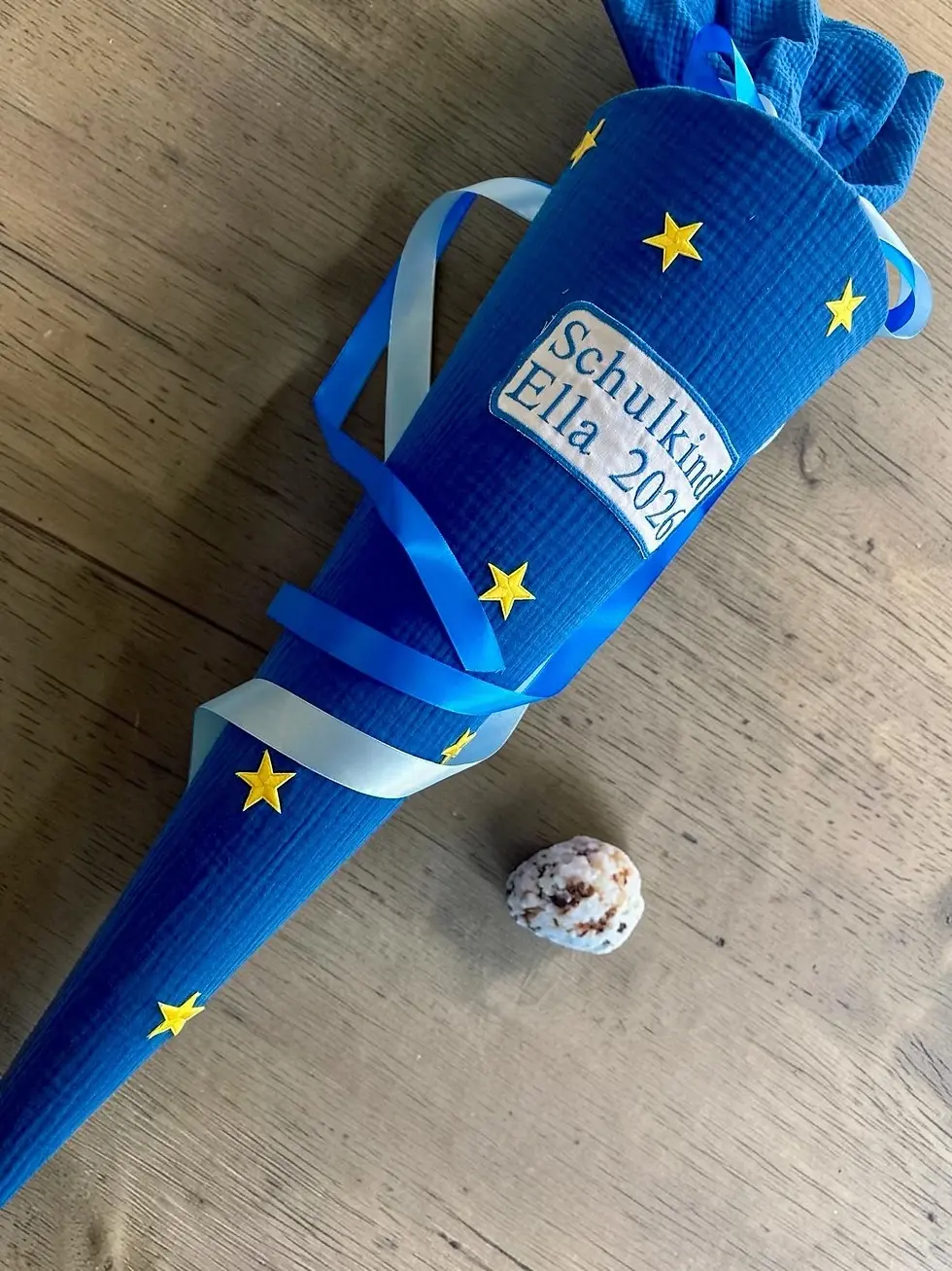 Miniaturbild: Musselin-Schultüte Sternenhimmel mit gelben Sternen und Namensstickerei. Hochwertige Stoffschultüte für Schulanfänger.