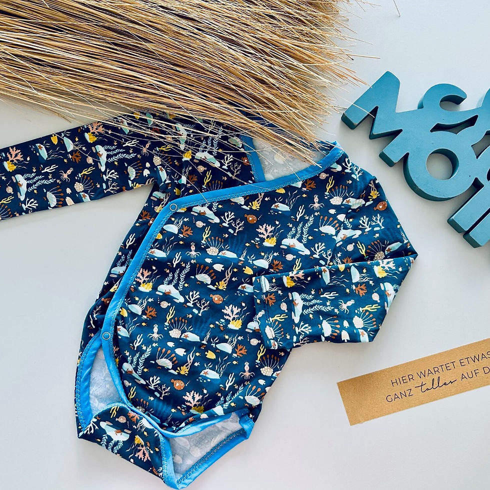 Miniaturbild: Außergewöhnlicher Wickelbody Under the Sea,  aus nachhaltiger Bio-Baumwolle, komplett knöpfbar, kein über den Kopf ziehen.