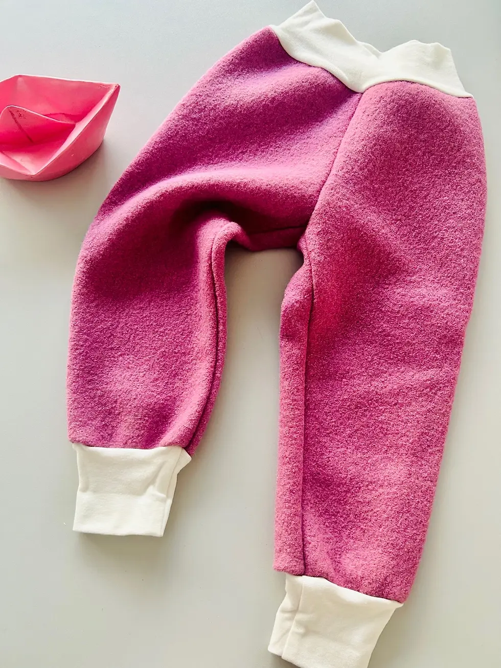 Miniaturbild: Rosa Walkhose für Babys und Kinder mit weichen Bündchen, bequemer Schnitt, langlebig, natürlich wärmend und handgemacht.