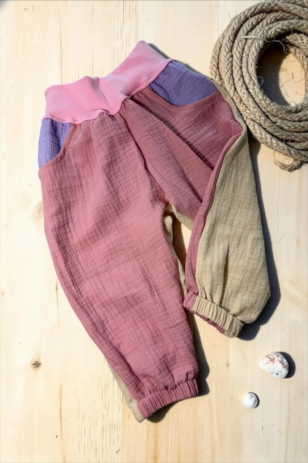 Mitwachsende Musselinhose Janni „Abendküste“ in Rosa, Flieder und Creme aus weichem Musselin. Handgemacht in Hamburg für Baby