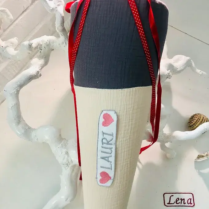Miniaturbild: Unsere Schultüte für „Lauri“ – mit Herzchen-Applikation und weichem Musselin, stilvoll inszeniert.