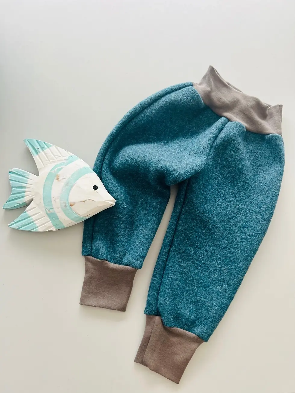 Miniaturbild: Walkhose „Dino-Spaziergang“ – Petrolfarben, OEKO-TEX® Wollwalk, mitwachsend und robust, perfekt für aktive Kinder.