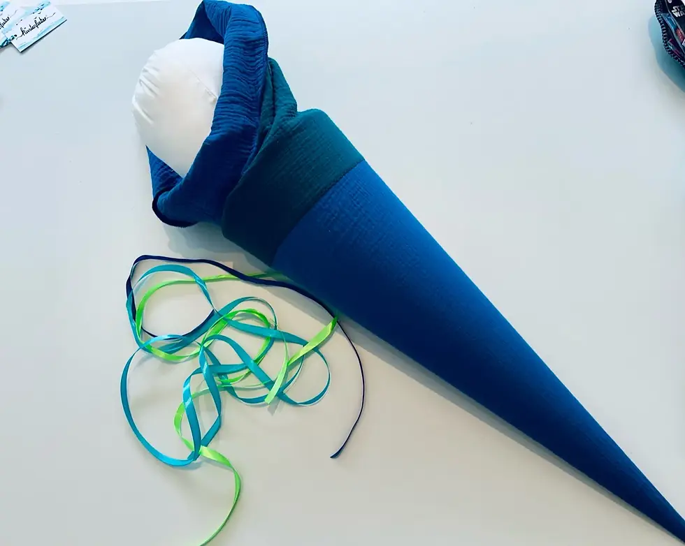 Miniaturbild: Maritime Stoff-Schultüte in Petrolblau mit Royalblau und Seidenband – OEKO-TEX® Musselin, handgemacht in Hamburg.