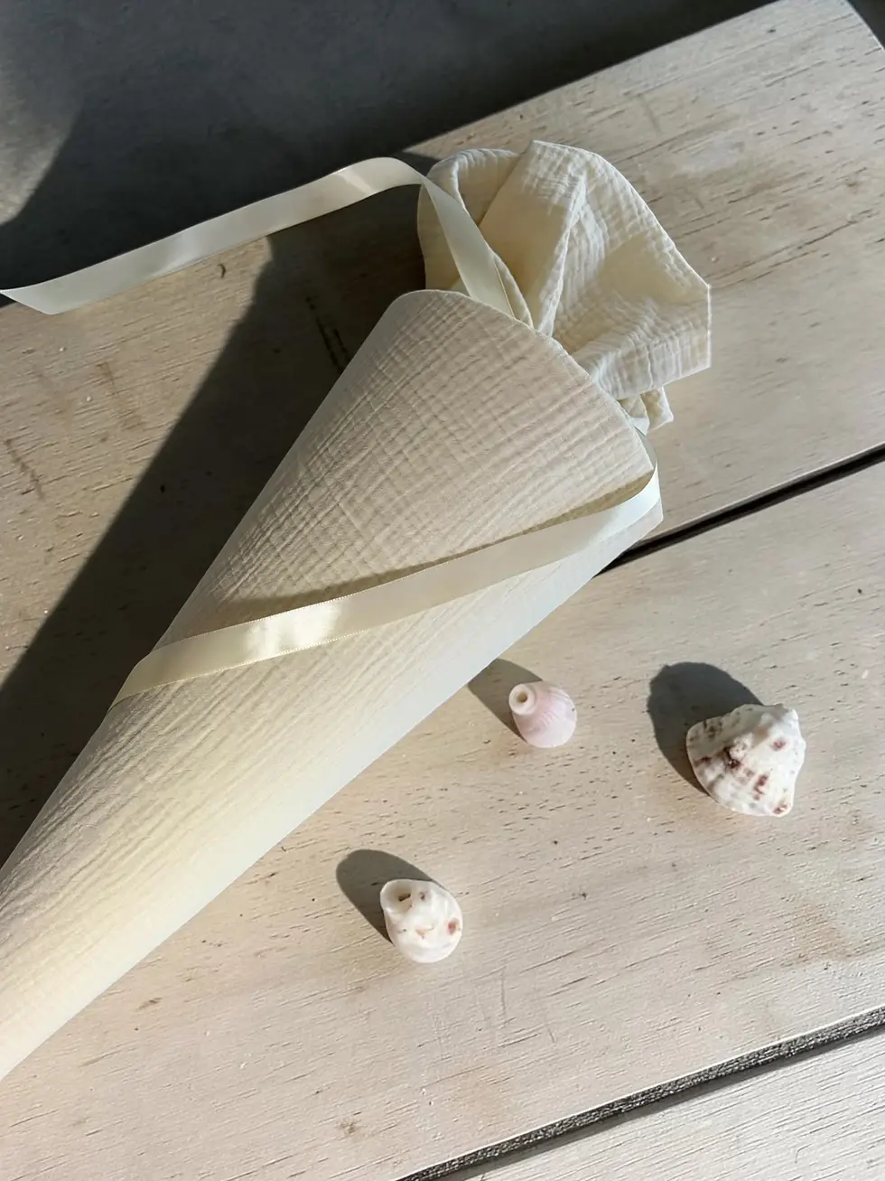 Miniaturbild: Hochwertige Schultüte aus beigem Musselin für Jungen und Mädchen – weich, zeitlos und handgemacht aus OEKO-TEX® Baumwolle.