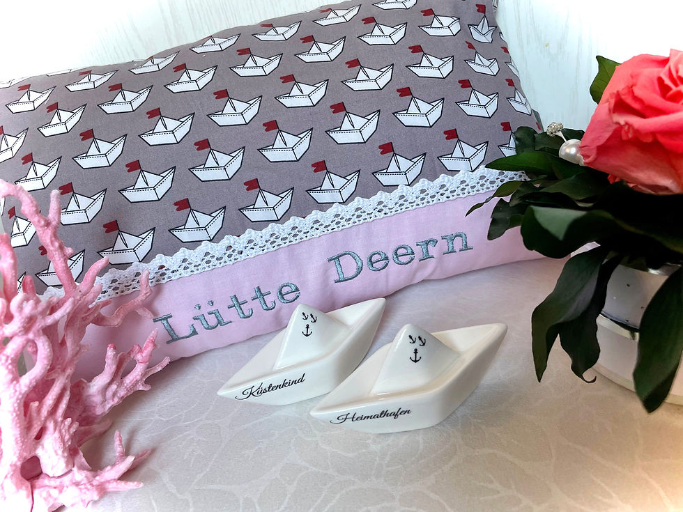 Miniaturbild: Zierkissen in rosa aus Baumwolle mit niedlichen Papierbooten und Lütte Deern-Stickapplikation