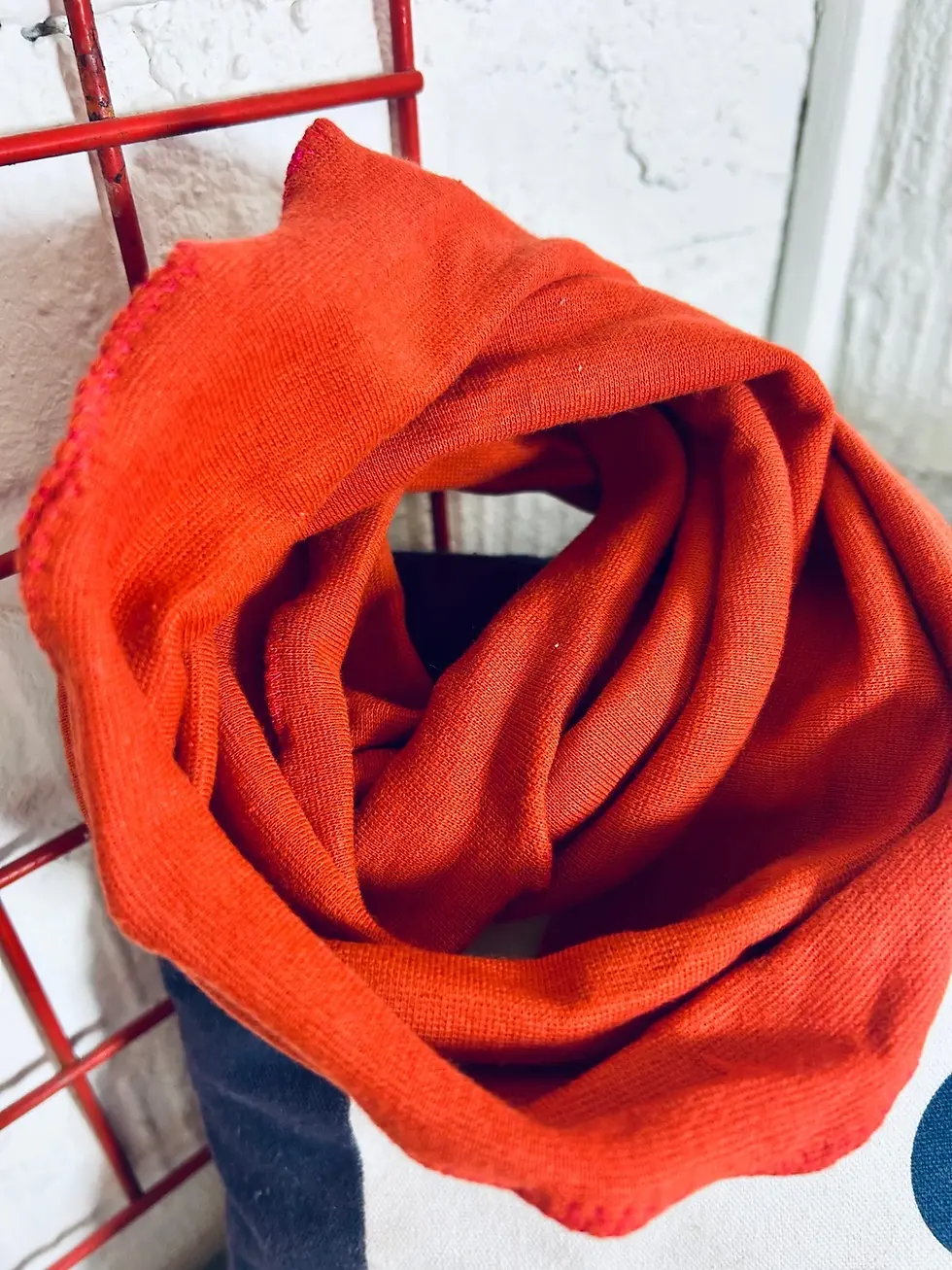 Miniaturbild: Rostfarbener Schlauchschal aus Jersey, locker gelegt fotografiert. Weich, elastisch und handgemacht in Hamburg.