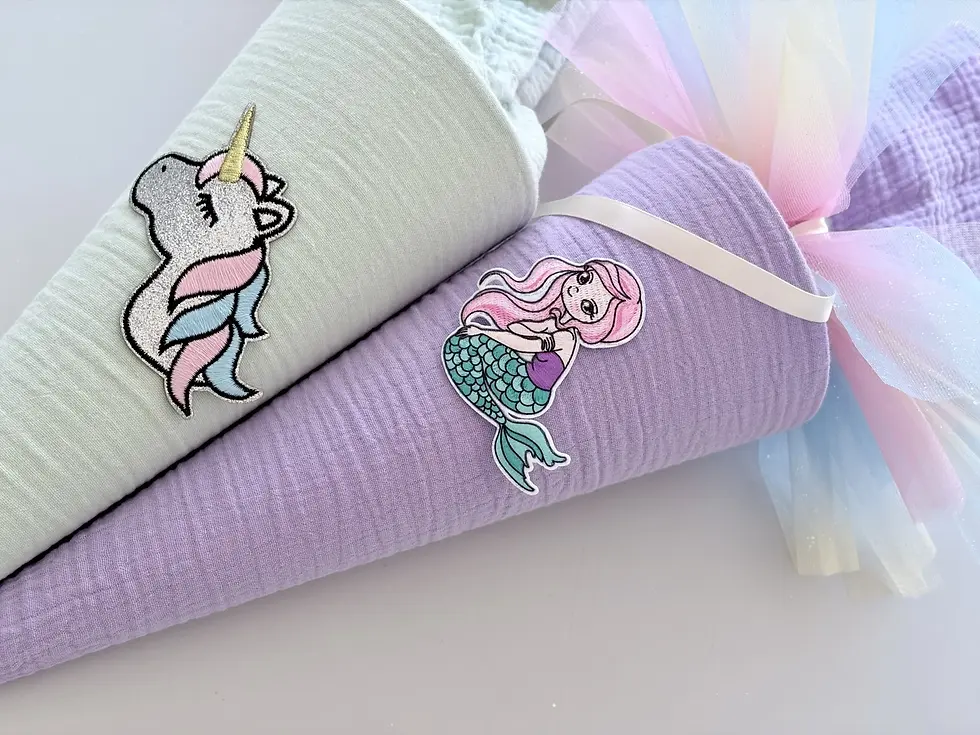 Miniaturbild: Zwei kleine Musselin Schultüten in Mint und Flieder mit Einhorn- und Meerjungfrau-Applikation sowie Regenbogen-Tüllschleifen
