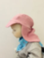 Beerenfarbenes Musselin Sonnen Cap mit Nackenschutz für Babys und Kleinkinder, ideal für sonnige Tage.