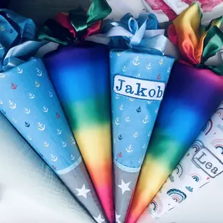 Personalisierte Schultüten aus Stoff mit Anker- und Regenbogenmotiv – handgemacht bei Küstenfieber® in Hamburg.