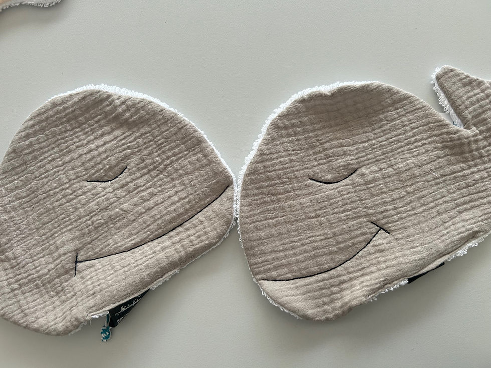 Entzückender Musselin Waschlappen in Sand beige für Babys und Kinder in Wal-Form.