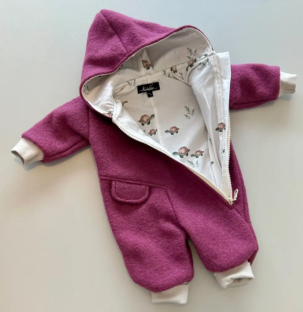 Warmer Wollwalk-Overall in Beere für Mädchen – mit Kapuze, Mitwachsbündchen und liebevoll verarbeitetem Schildkrötenfutter.
