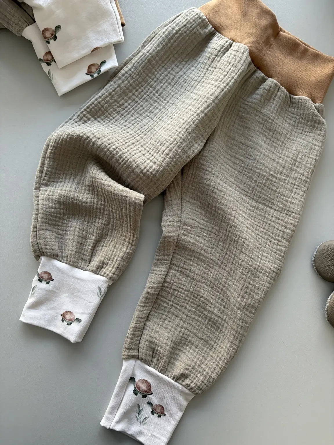 Baby Musselinhose Strandläufer flach liegend, neutraler Sandton, bequem, elastischer Bund, handgemachte Kindermode