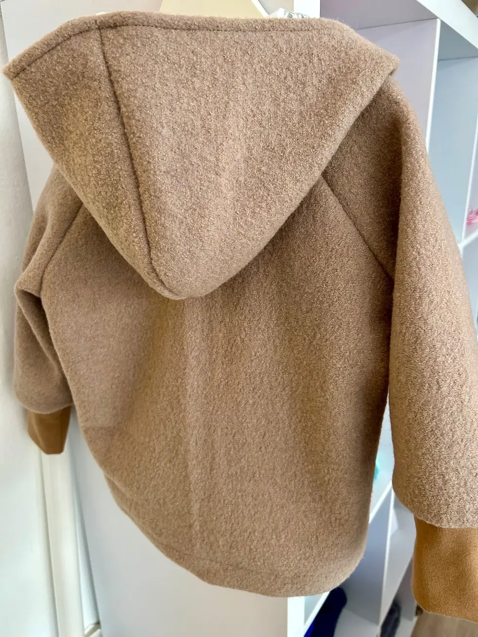 Miniaturbild: Warme Kinder-Kapuzenjacke aus Wollwalk mit OEKO-TEX Futter. Ideal für Herbstwetter – temperaturausgleichend, robust & bequem.